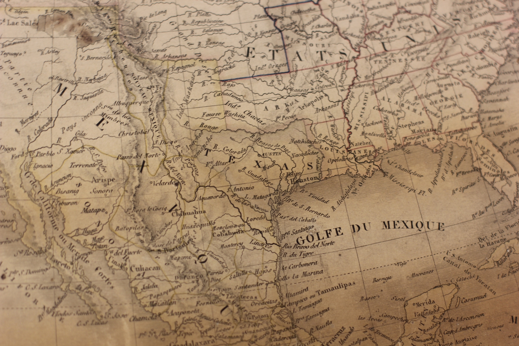 The image of a map contained in the cabinet, depicting the Golfe du Mexique (Gulf of Mexico).
